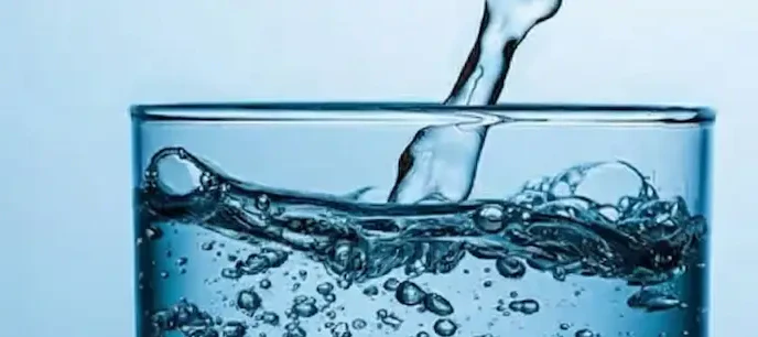 como tomar agua